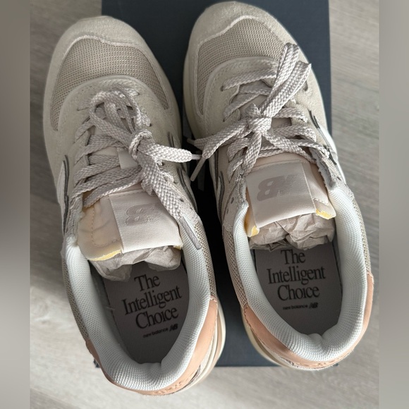 New Balance 574 Sneakers Ivory/Cream Women’s US 6.5/Men’s US 5 (U574LGDW) - Picture 4 of 8